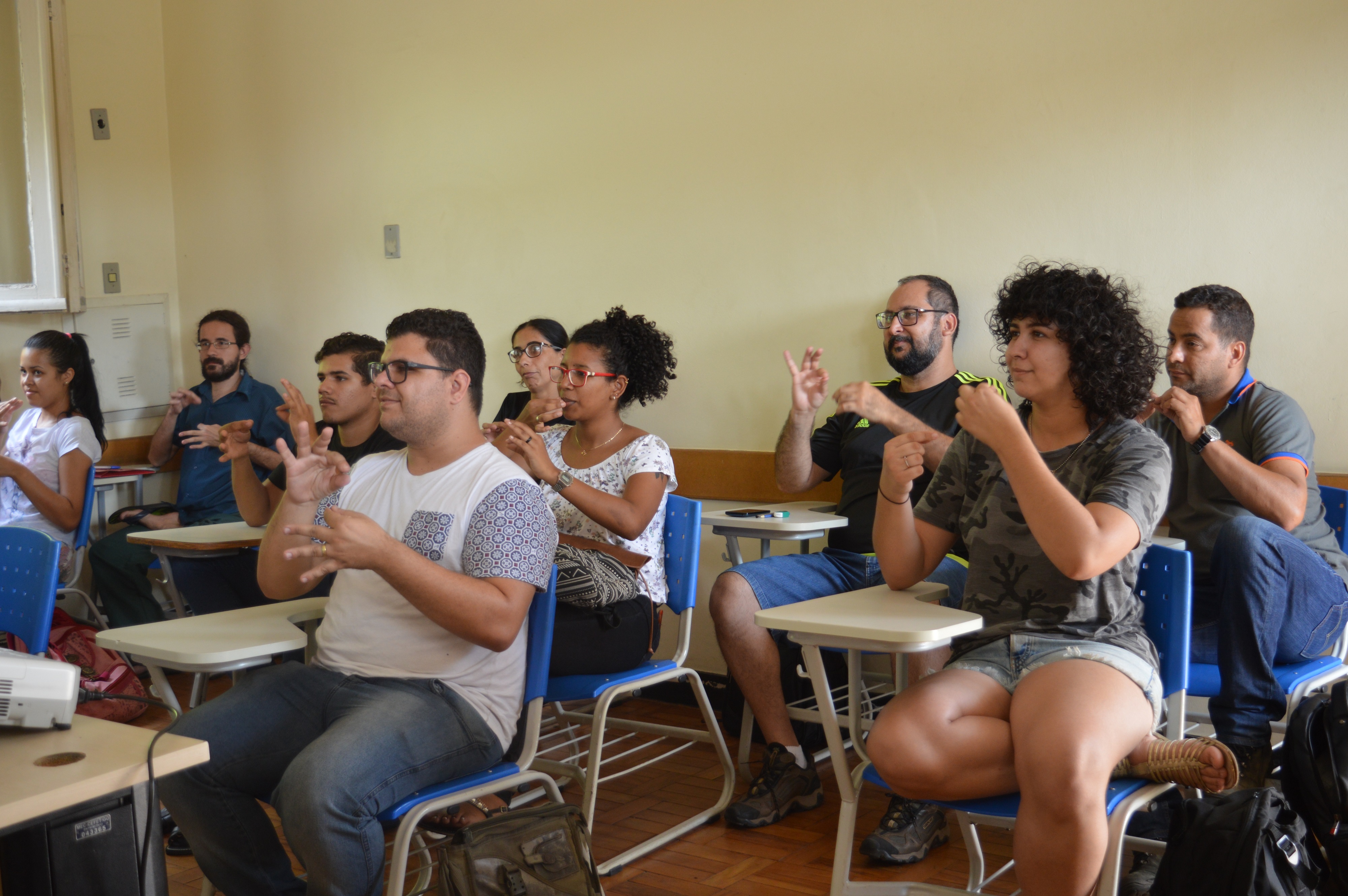 Alunos atentos às aulas de Libras ministradas pelas professora Waléria de Oliveira.